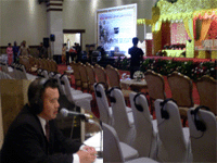 semua headset telah siap digunakan, inset foto seorang interpreter saat acara berlangsung menjadi penerjemah.